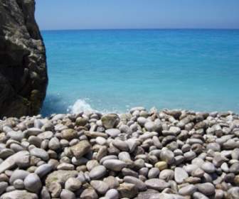 小石のビーチと海