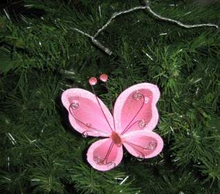 ピンクの生地の蝶