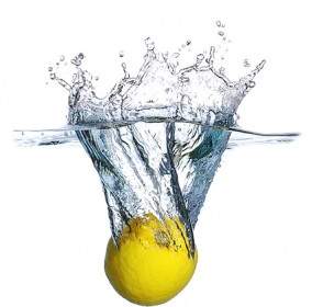 Plongé Dans L'image De L'eau De Citron