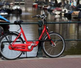 Rotes Fahrrad Auf Brücke