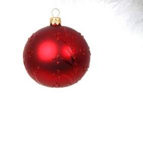 ブランチ上で赤いクリスマス ボール