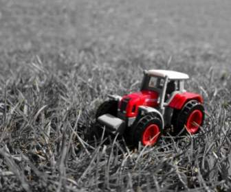 Красный трактор в траве
