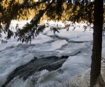 川の氷の凍結