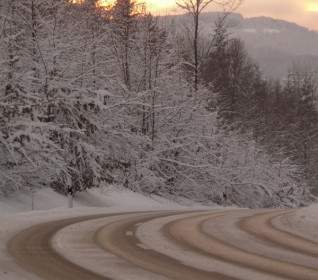 道路氷滑りやすい道路