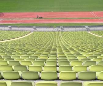 แถวแถวเก้าอี้ที่นั่ง Oympiastadion