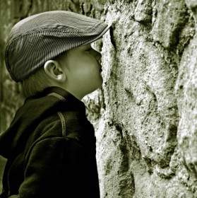طفل حزين في جدار الحجر
