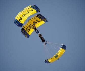 Skydive Parachuting ต้องกระโดดร่มดิ่ง