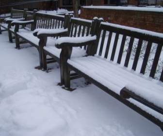 雪盖的长凳