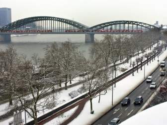 雪の冬の橋