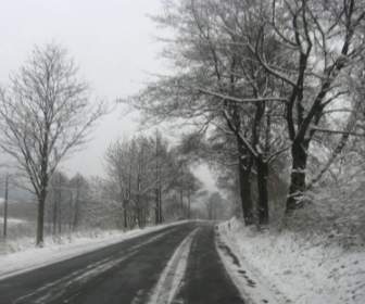 雪の多い道