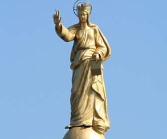 Бронзовая статуя покровителя