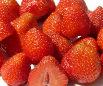 딸기 과일을 반 잘라