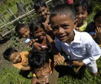 Crianças De Indonésia De Sumatra