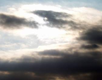 陽光透過雲層偷看