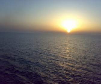 Matahari Terbenam Di Laut