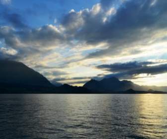 Matahari Terbenam Danau Swiss