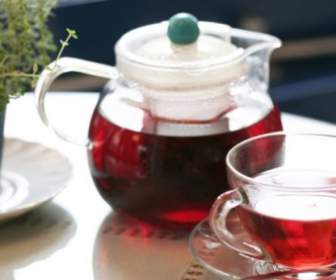 茶のティーポットとカップの高精細溶融の画像