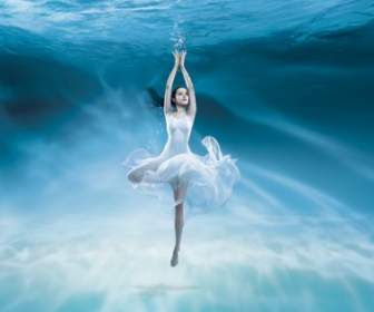 Der Tanz Unter Meerwasser Schöne Psd Geschichtet