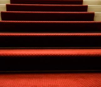 紅地毯的樓梯圖片