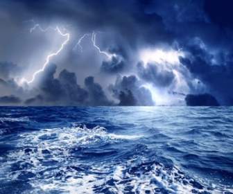 雷聲和閃電的海圖片