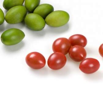 Zwei Oliven-Amp-Cherry-Tomaten, Hoch-Bild