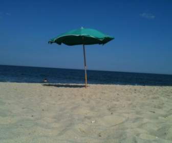 مظلة على شاطئ البحر