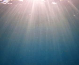 أشعة الضوء تحت الماء