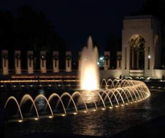 ワシントン Dc の第二次世界大戦記念碑の夜