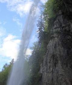 滝の自然の美しさの水