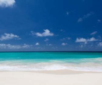 白い砂浜と青い空