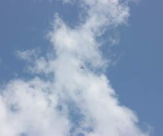 Weiße Wolken Blauer Himmel Kleines Flugzeug