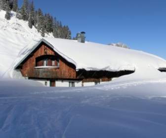 Casa De Invierno Cubierto De Nieve