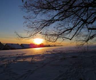 Winterlicher Sonnenuntergang Sonne
