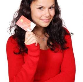امرأة مع بطاقة الائتمان