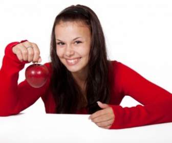 赤いリンゴを持つ女性