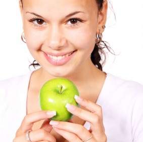 Junge Frau Mit Grünem Apfel