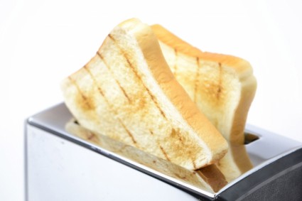 Toaster und Scheiben Brot