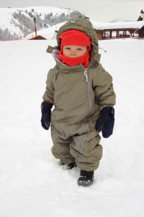 เด็กที่หัดเดินในหิมะ