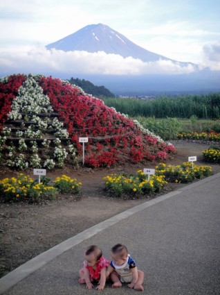 幼兒在富士山