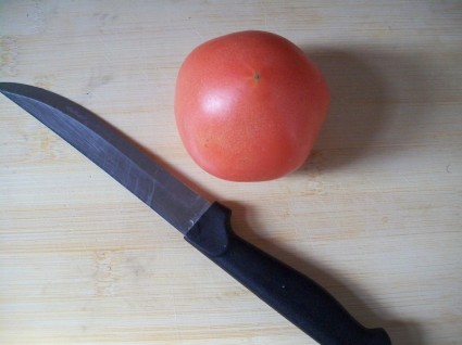 طماطم وسكين