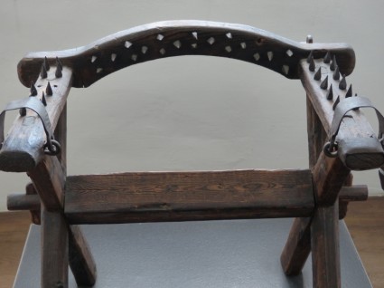 krzesło narzędziem tortur tortur średniowiecza