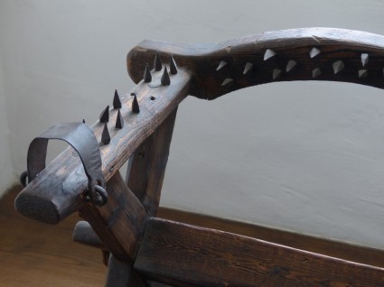 strumento di tortura sedia di tortura Medioevo