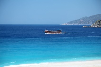 قارب سياحي في البحر