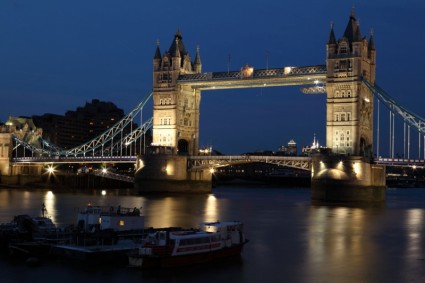 在晚上的倫敦塔橋
