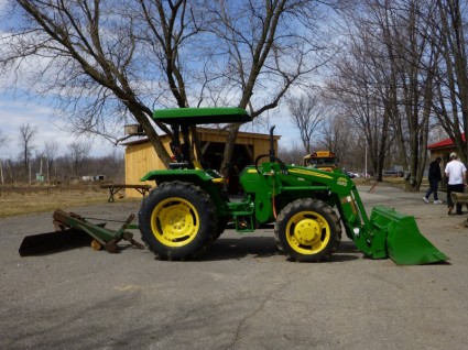 transportasi traktor hijau