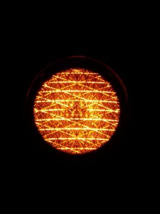 トラフィック ライトがオレンジ色の光