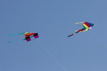 اثنين من الطائرات الورقية الملونة التي تحلق فوق