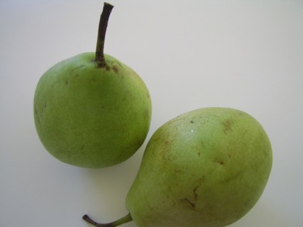 兩個綠色的梨子 *