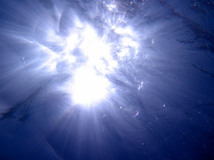 światło pod wodą