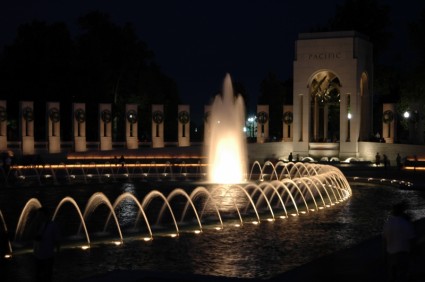 ワシントン dc の第二次世界大戦記念碑の夜